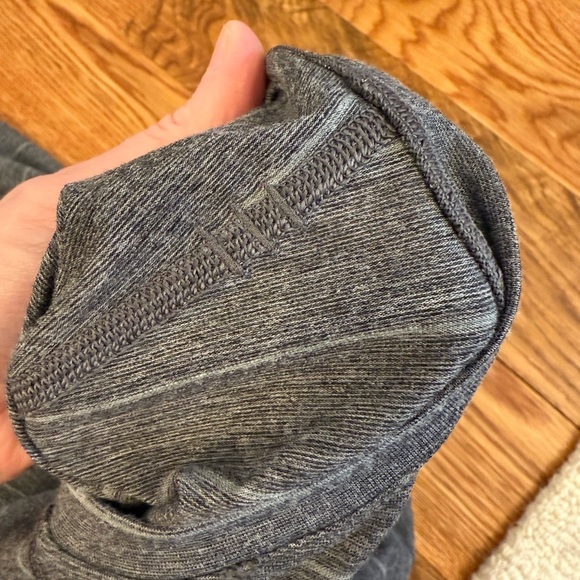 Lululemon Men’s Short Sleeve Shirt Grey with Stripes - Picture 5 of 9